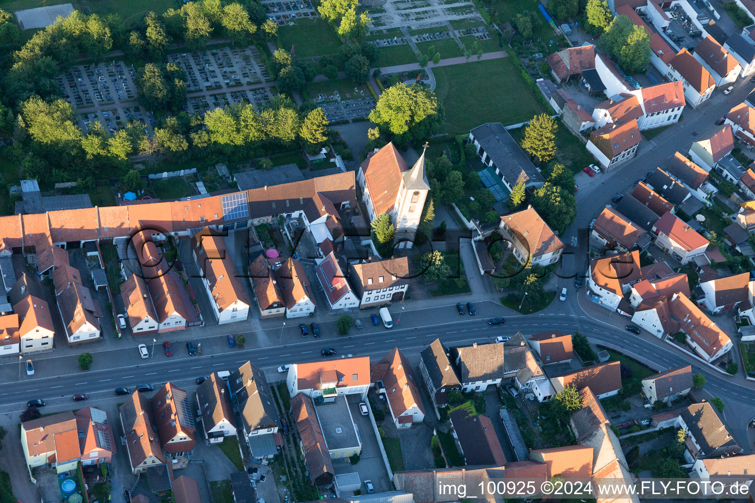 Vue aérienne de Église à le quartier Liedolsheim in Dettenheim dans le département Bade-Wurtemberg, Allemagne