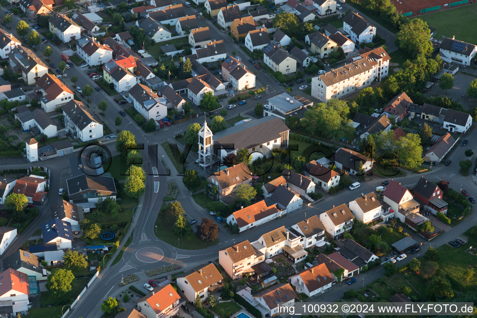 Vue aérienne de Église Marie-Reine à le quartier Linkenheim in Linkenheim-Hochstetten dans le département Bade-Wurtemberg, Allemagne