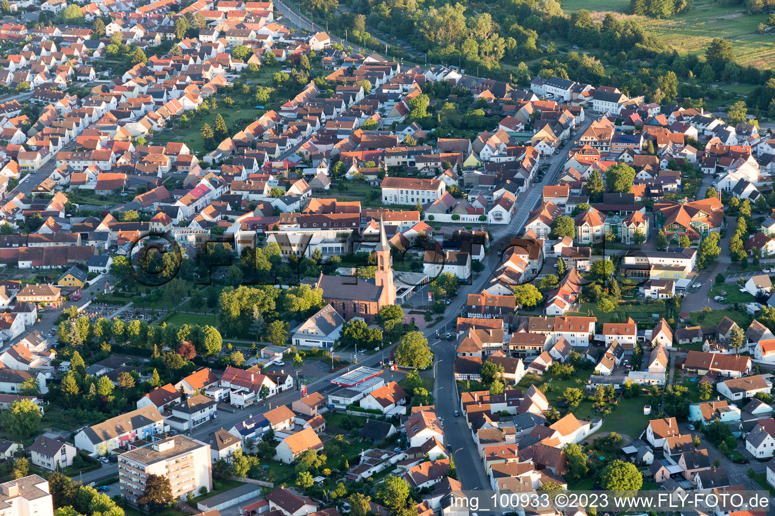 Vue aérienne de Église ev. à le quartier Linkenheim in Linkenheim-Hochstetten dans le département Bade-Wurtemberg, Allemagne