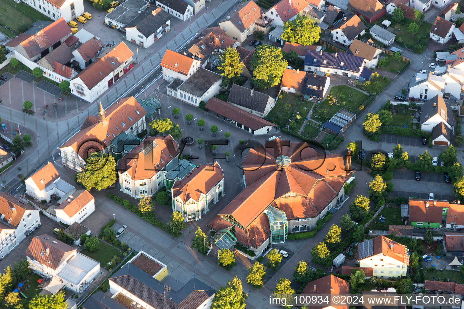 Vue aérienne de Centre communautaire à le quartier Linkenheim in Linkenheim-Hochstetten dans le département Bade-Wurtemberg, Allemagne