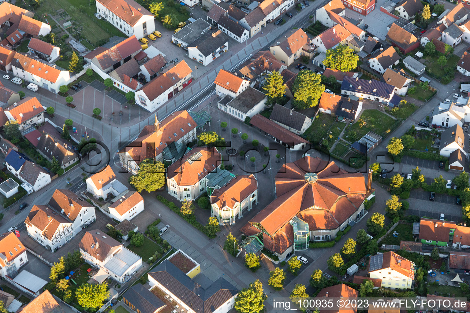 Vue aérienne de Centre communautaire à le quartier Linkenheim in Linkenheim-Hochstetten dans le département Bade-Wurtemberg, Allemagne