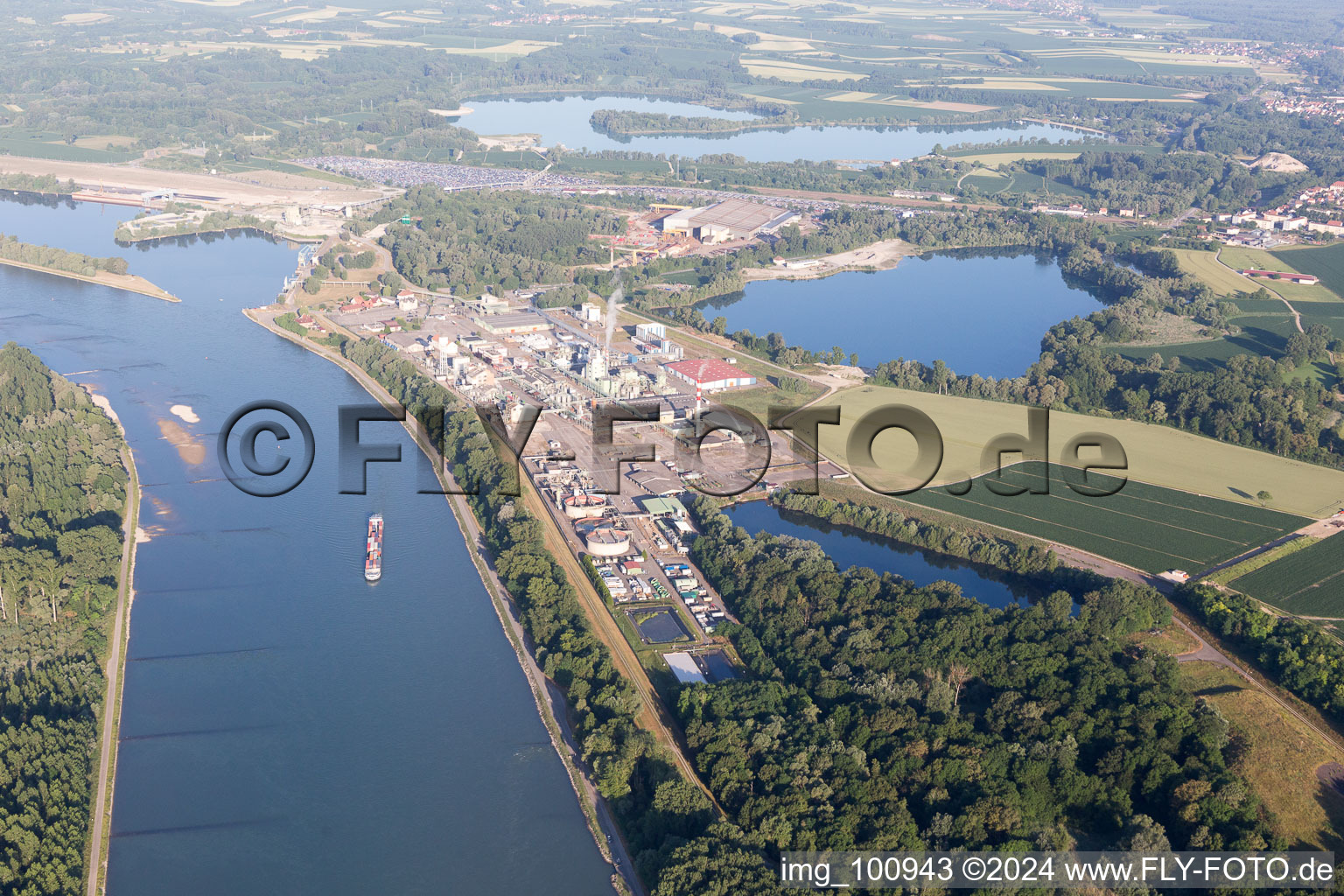 Vue aérienne de Port à Lauterbourg dans le département Bas Rhin, France