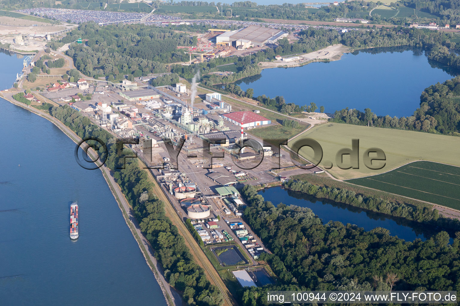 Vue aérienne de Port à Lauterbourg dans le département Bas Rhin, France