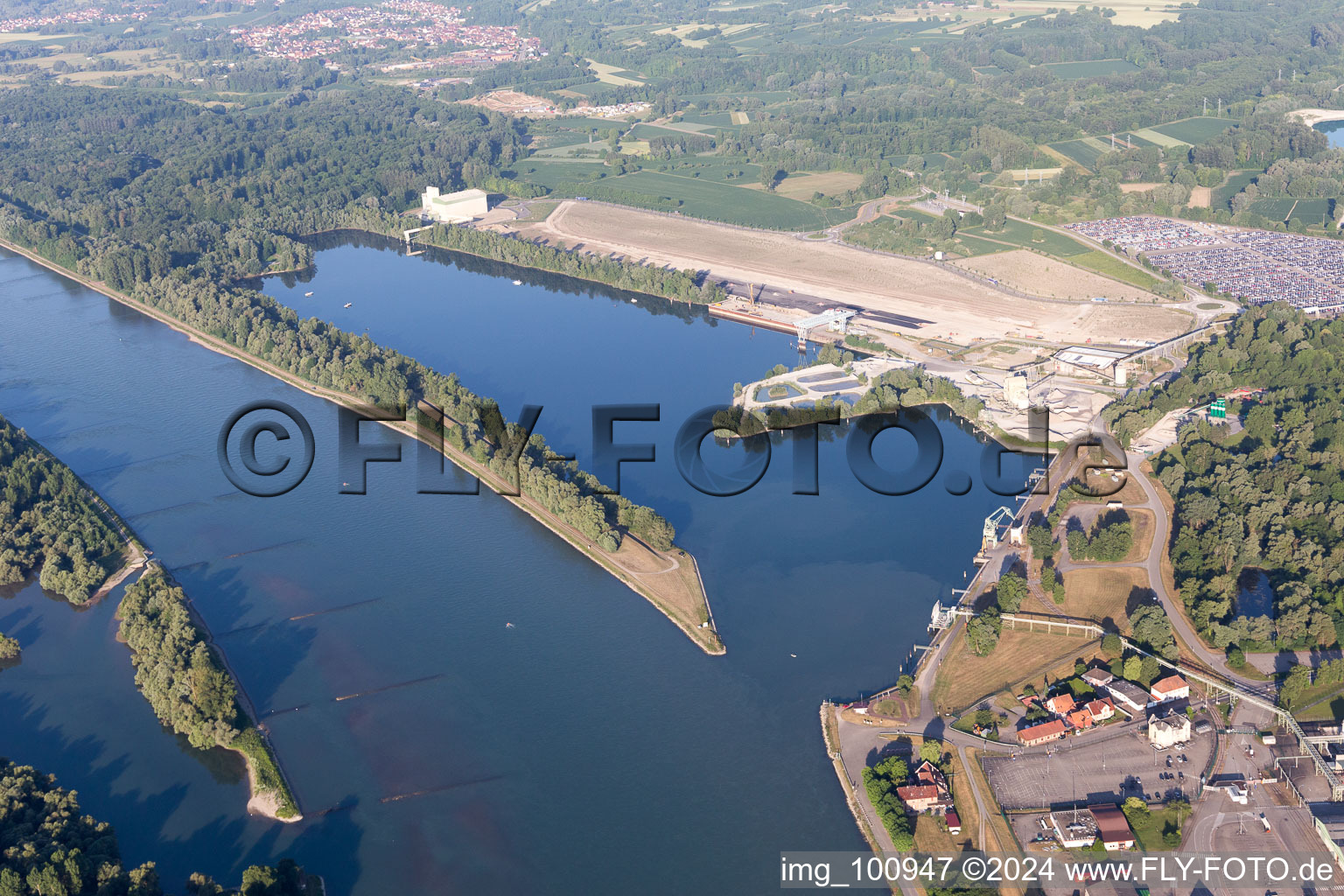 Port à Lauterbourg dans le département Bas Rhin, France d'en haut