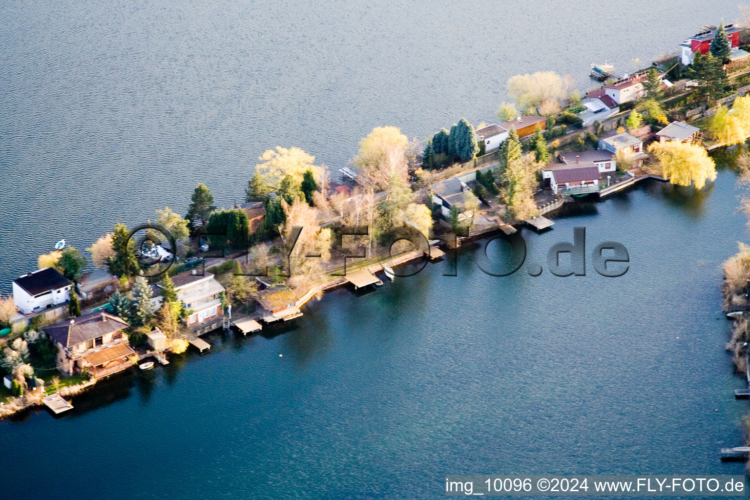 Zone de loisirs Bleu Adriatique à Altrip dans le département Rhénanie-Palatinat, Allemagne du point de vue du drone