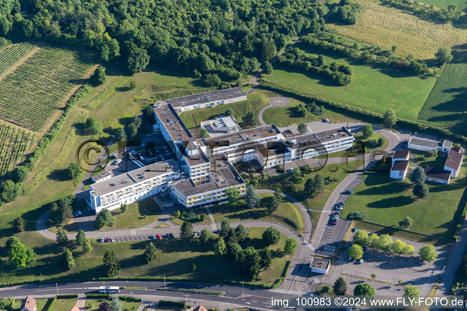 Vue aérienne de Terrain hospitalier du Centre Hospitalier de la Lauter à Wissembourg dans le département Bas Rhin, France
