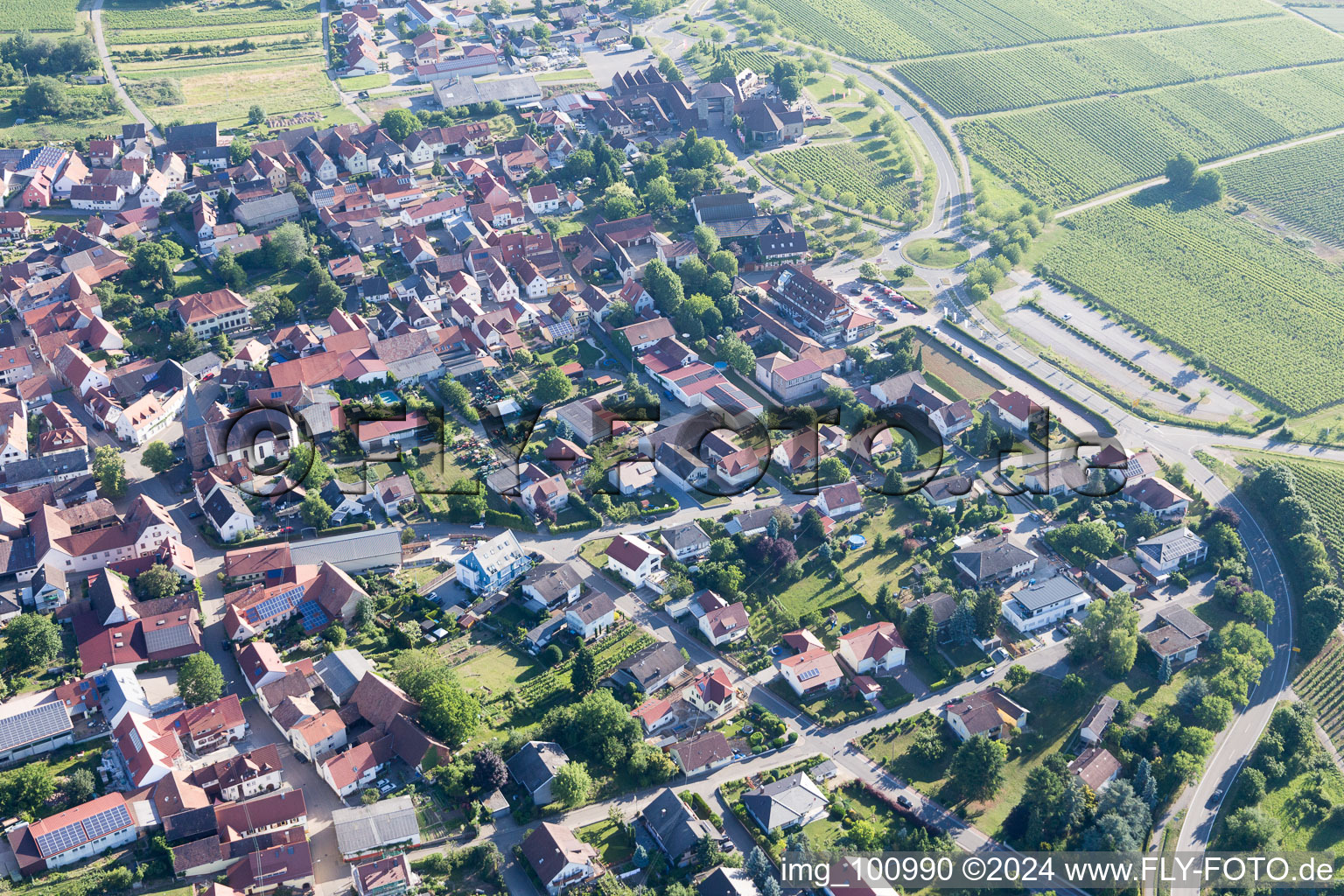 Quartier Schweigen in Schweigen-Rechtenbach dans le département Rhénanie-Palatinat, Allemagne du point de vue du drone