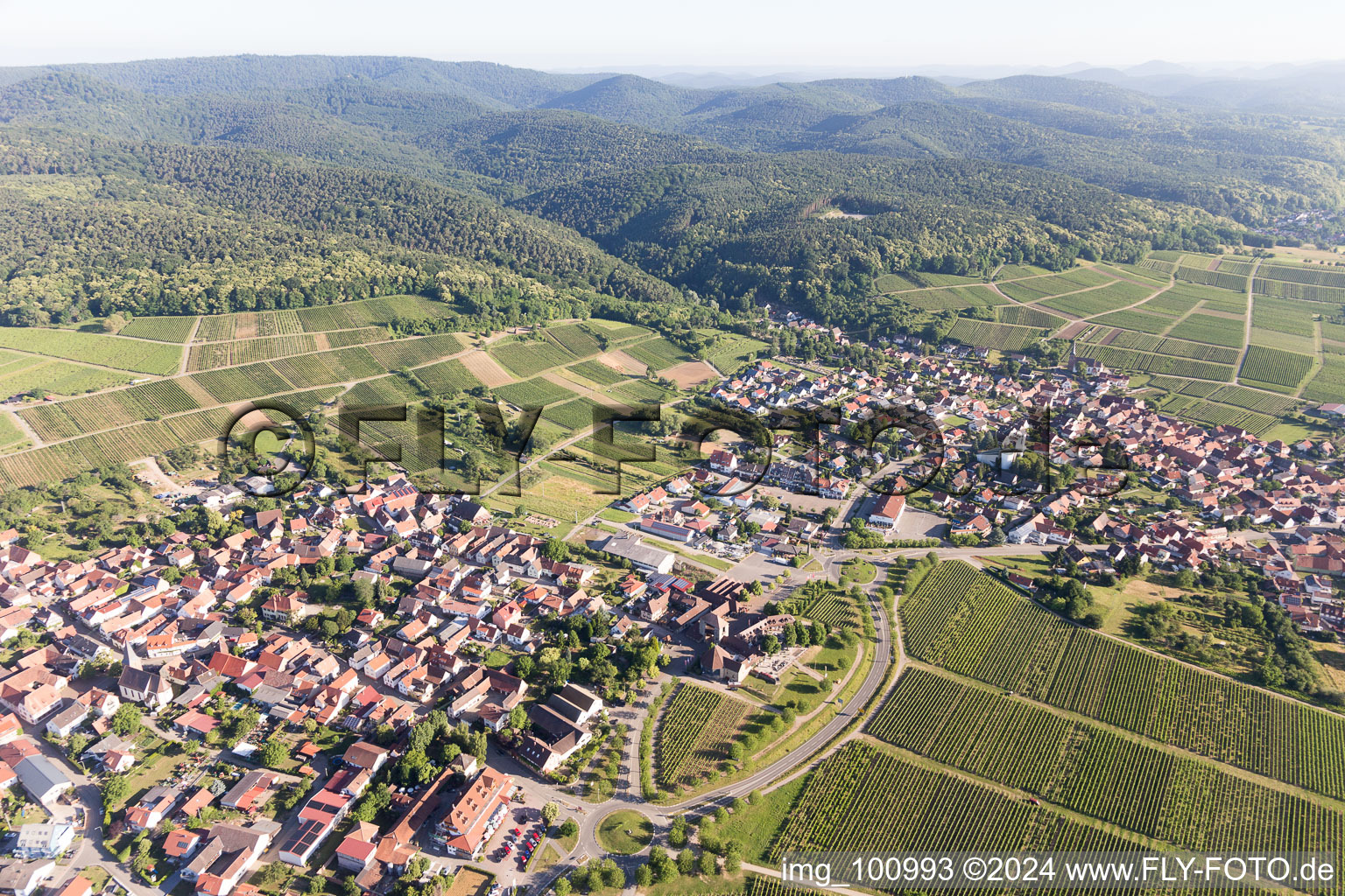 Quartier Schweigen in Schweigen-Rechtenbach dans le département Rhénanie-Palatinat, Allemagne vu d'un drone