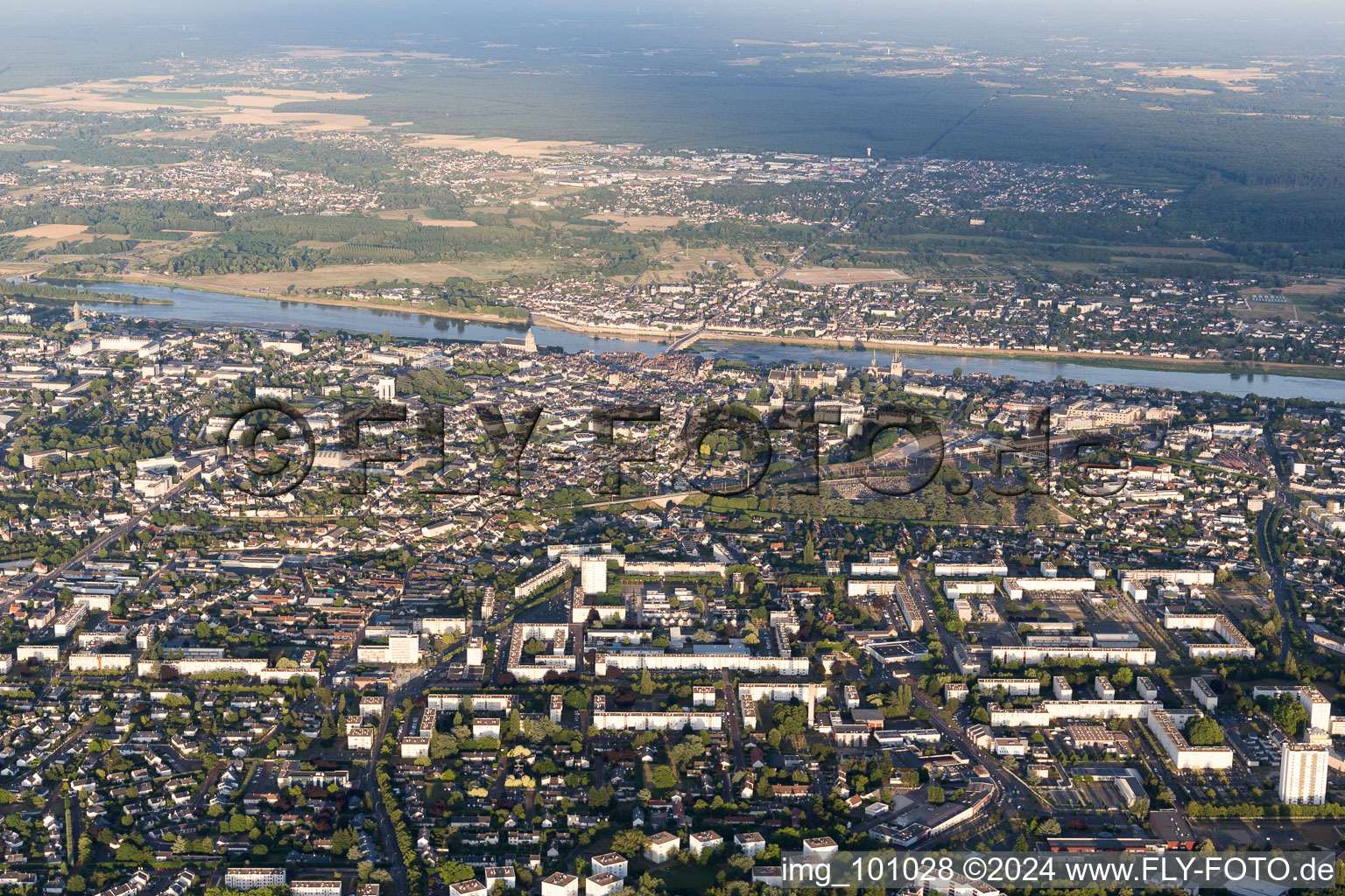 Blois dans le département Loir et Cher, France vu d'un drone