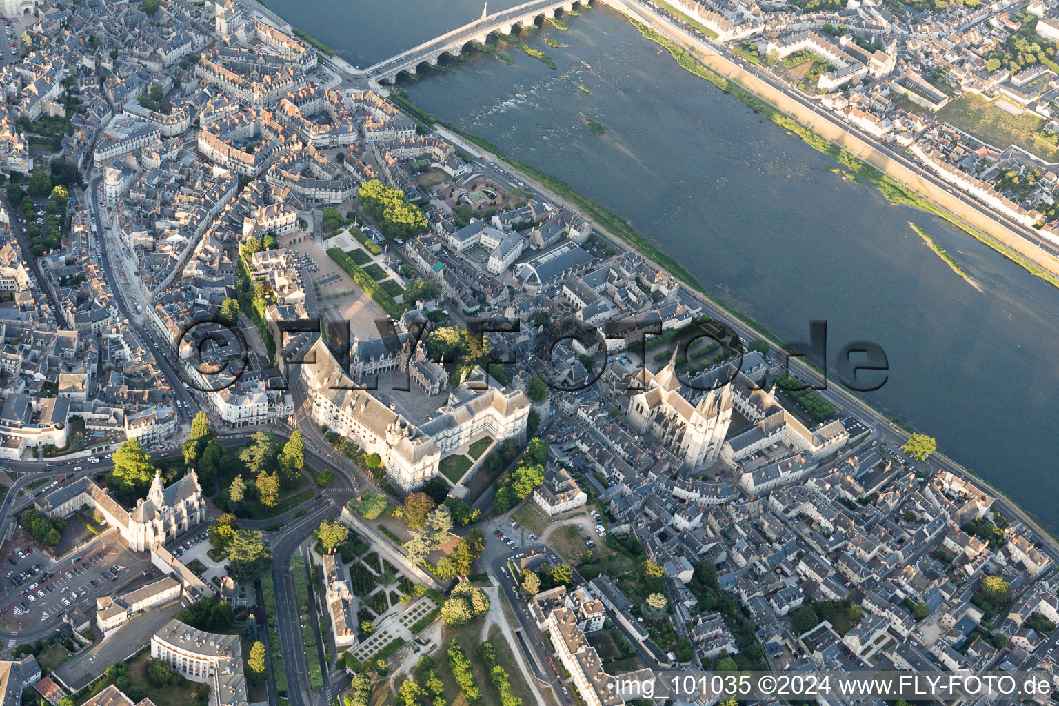 Blois dans le département Loir et Cher, France depuis l'avion