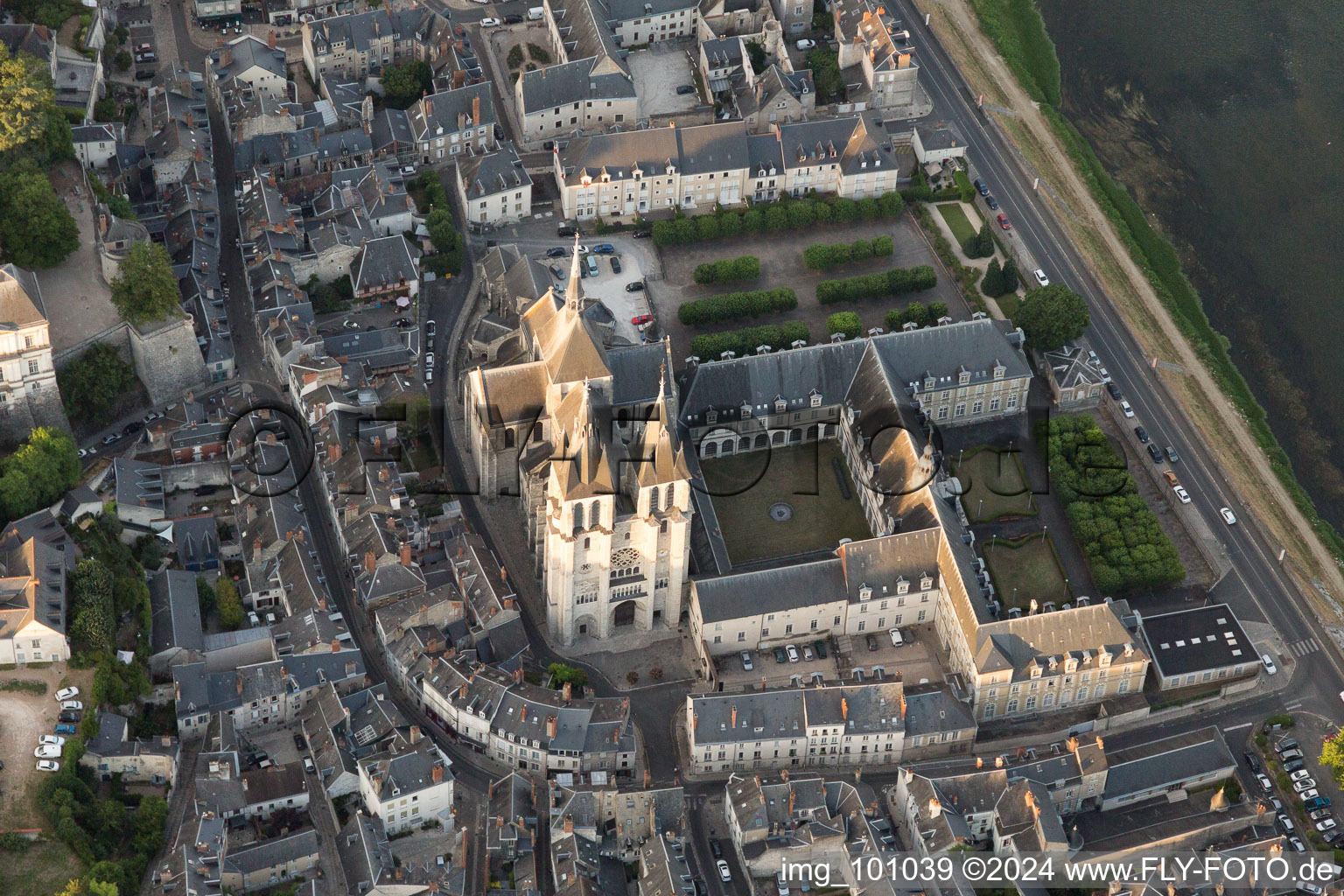 Blois dans le département Loir et Cher, France vue du ciel