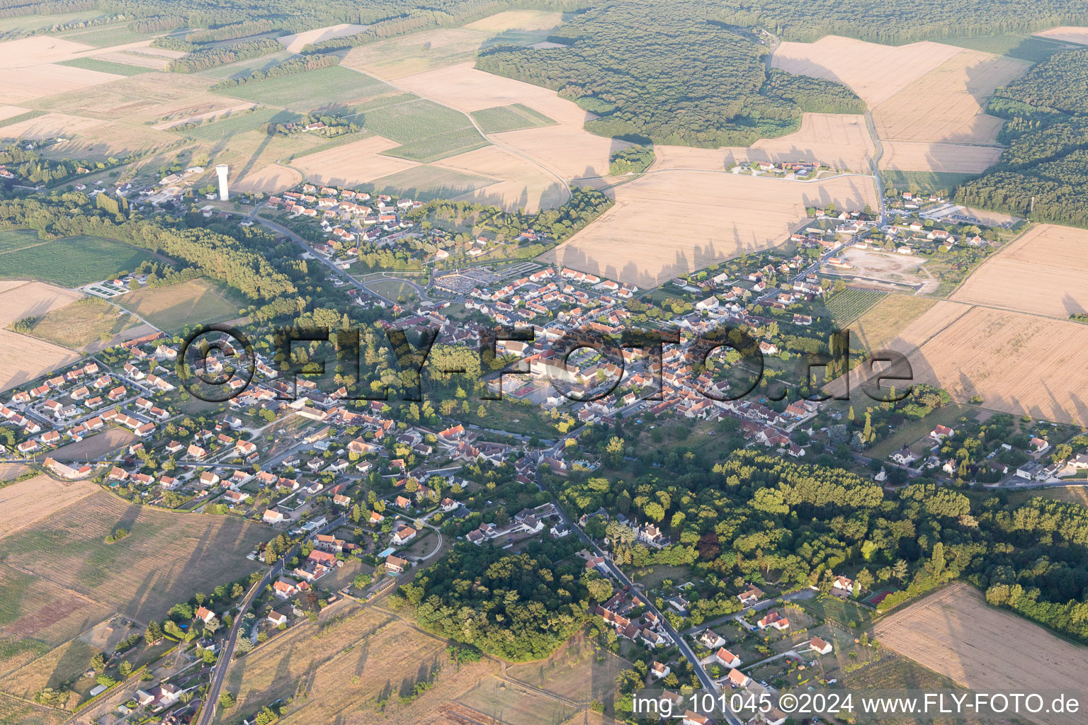 Vue aérienne de Huisseau-sur-Cosson dans le département Loir et Cher, France