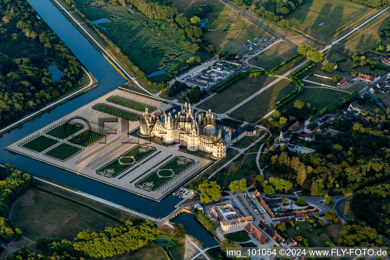 Vue aérienne de Château de Chambord avec parc du château et canal de Cosson à Chambord dans le département Loir et Cher, France