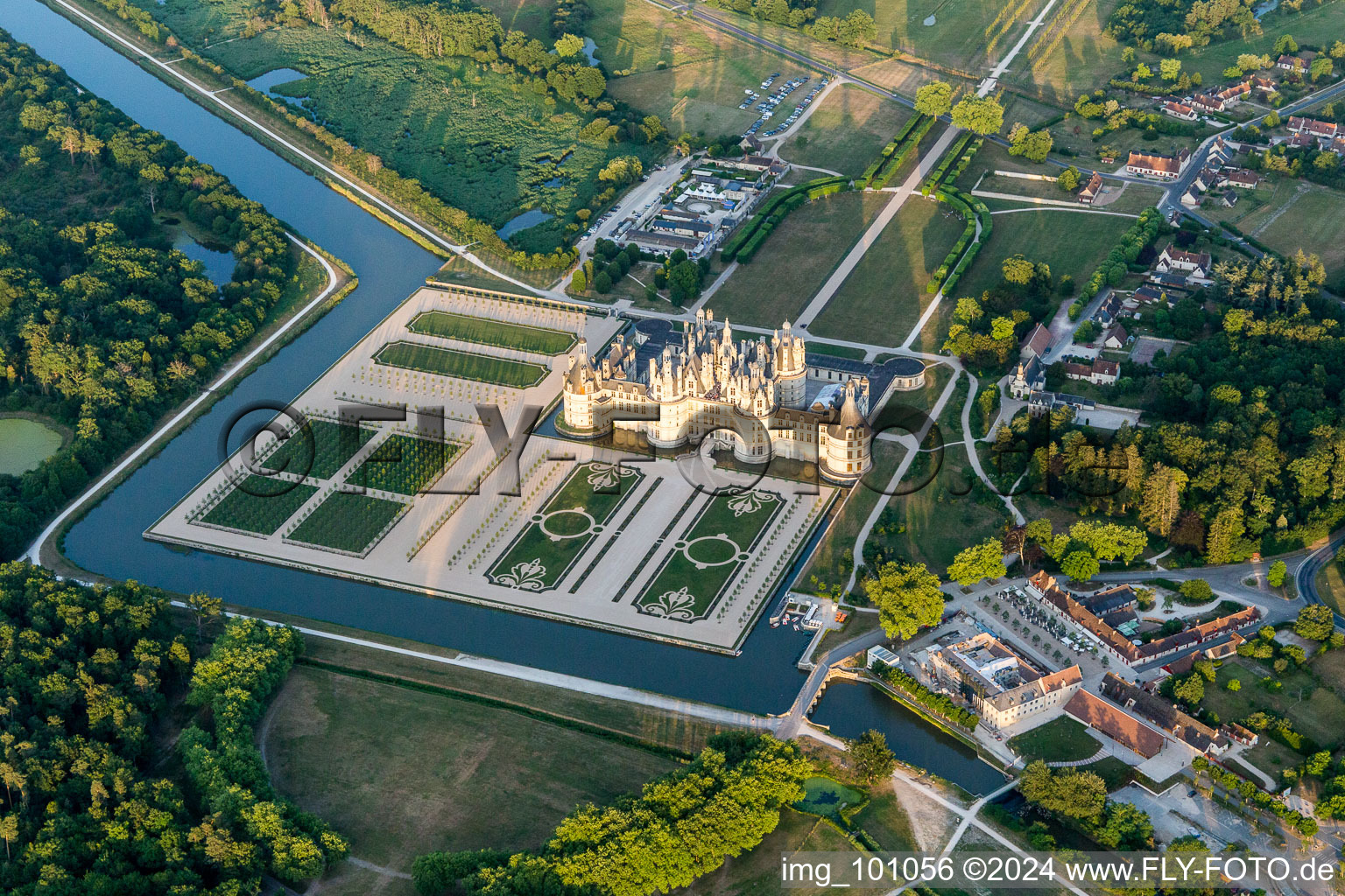 Vue aérienne de Et canaux autour du parc du château de Schloß Schloss Chambord à Chambord dans le département Loir et Cher, France