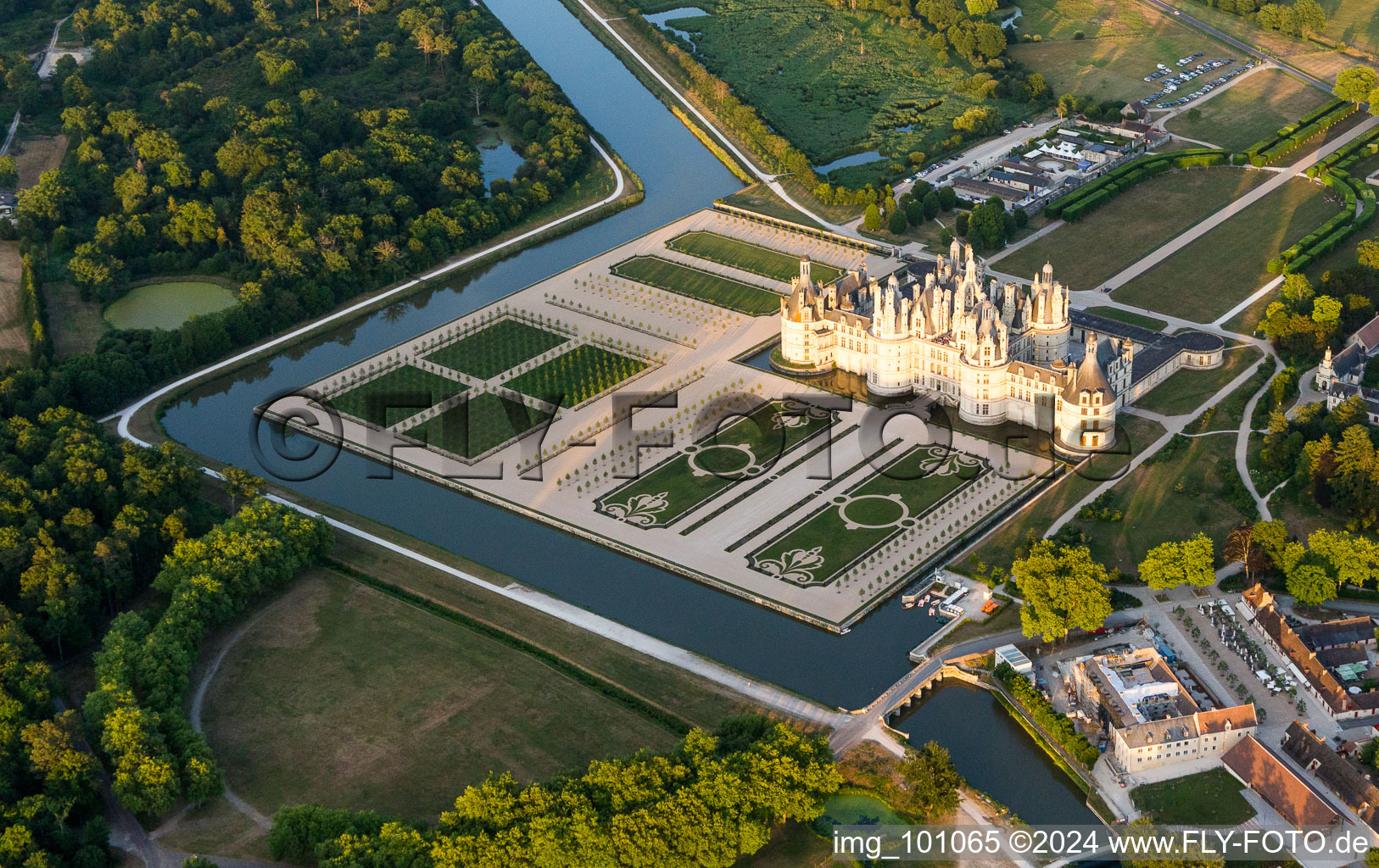 Vue aérienne de Et canaux autour du parc du château de Schloß Schloss Chambord à Chambord dans le département Loir et Cher, France