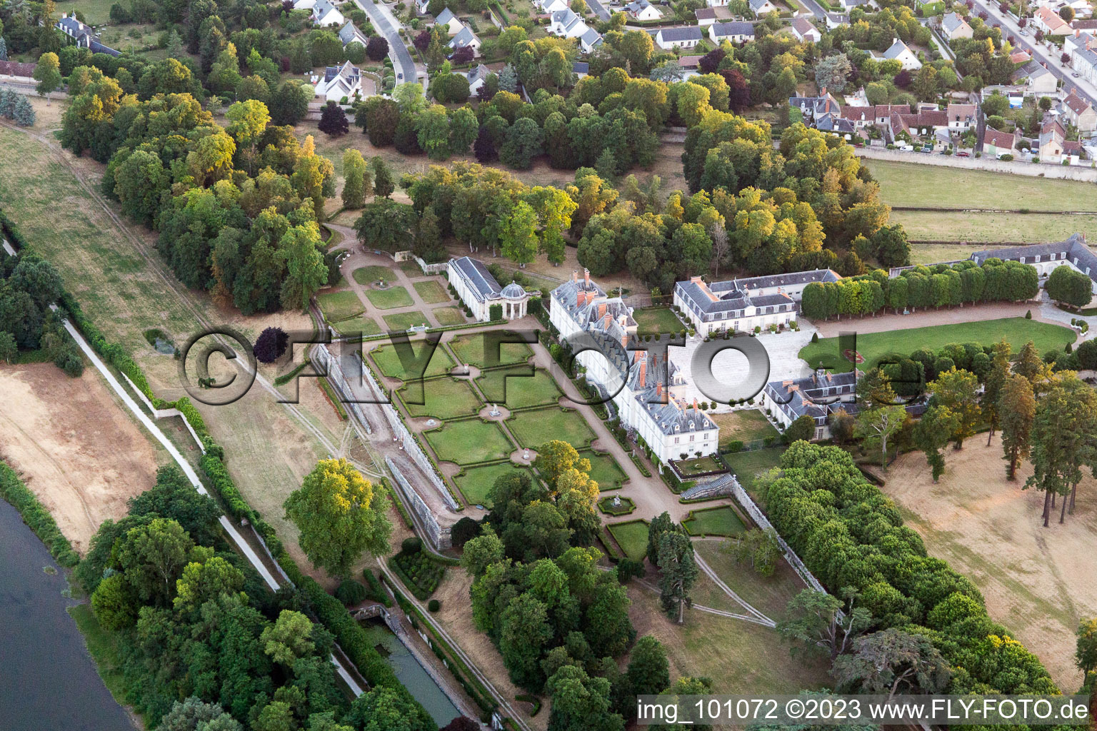 Menars dans le département Loir et Cher, France du point de vue du drone