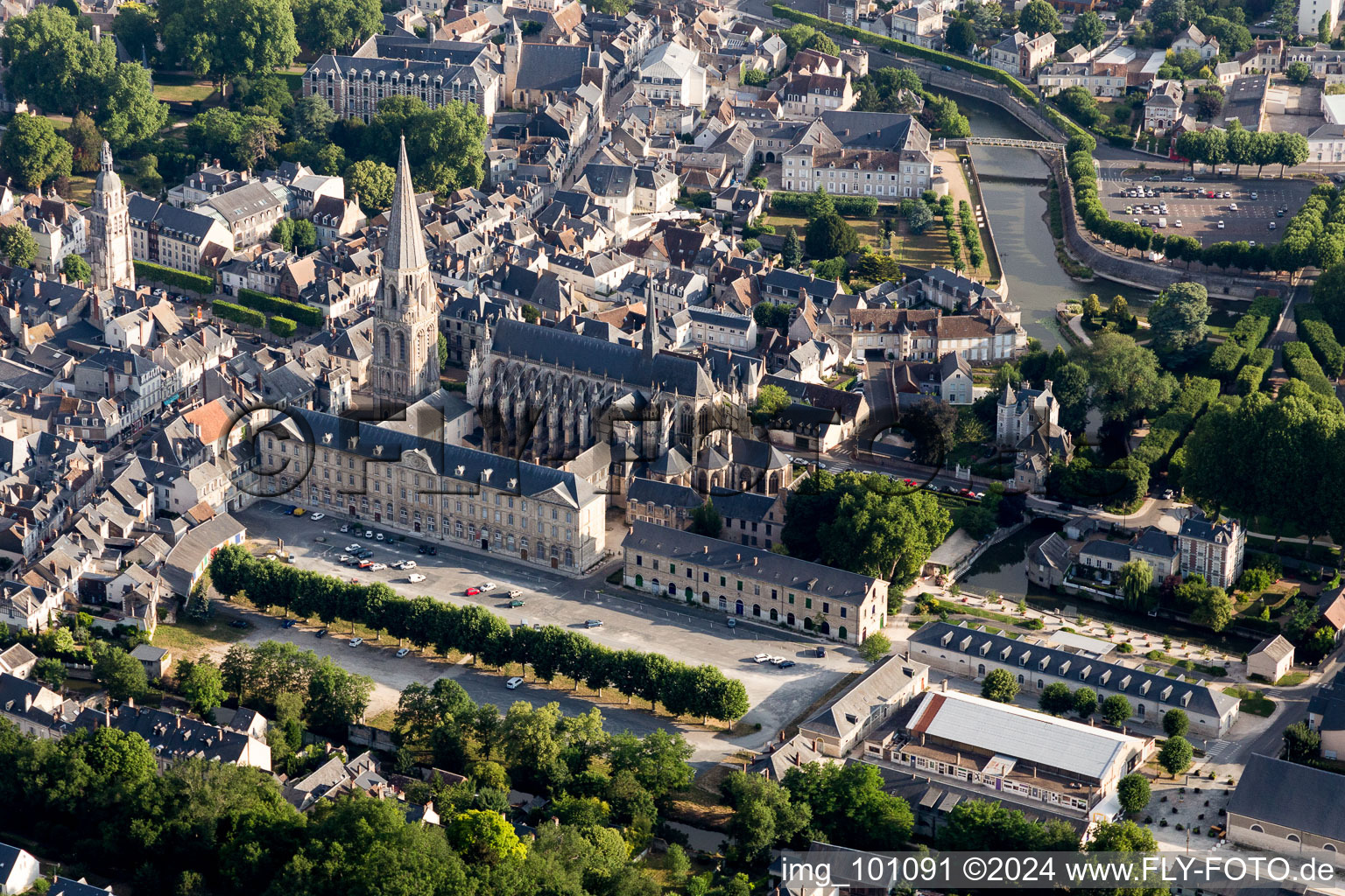 Vue aérienne de Ensemble immobilier du monastère de l'Abbaye de la Trinité / Abbaye De La Trinité à Vendôme à Vendôme dans le département Loir et Cher, France