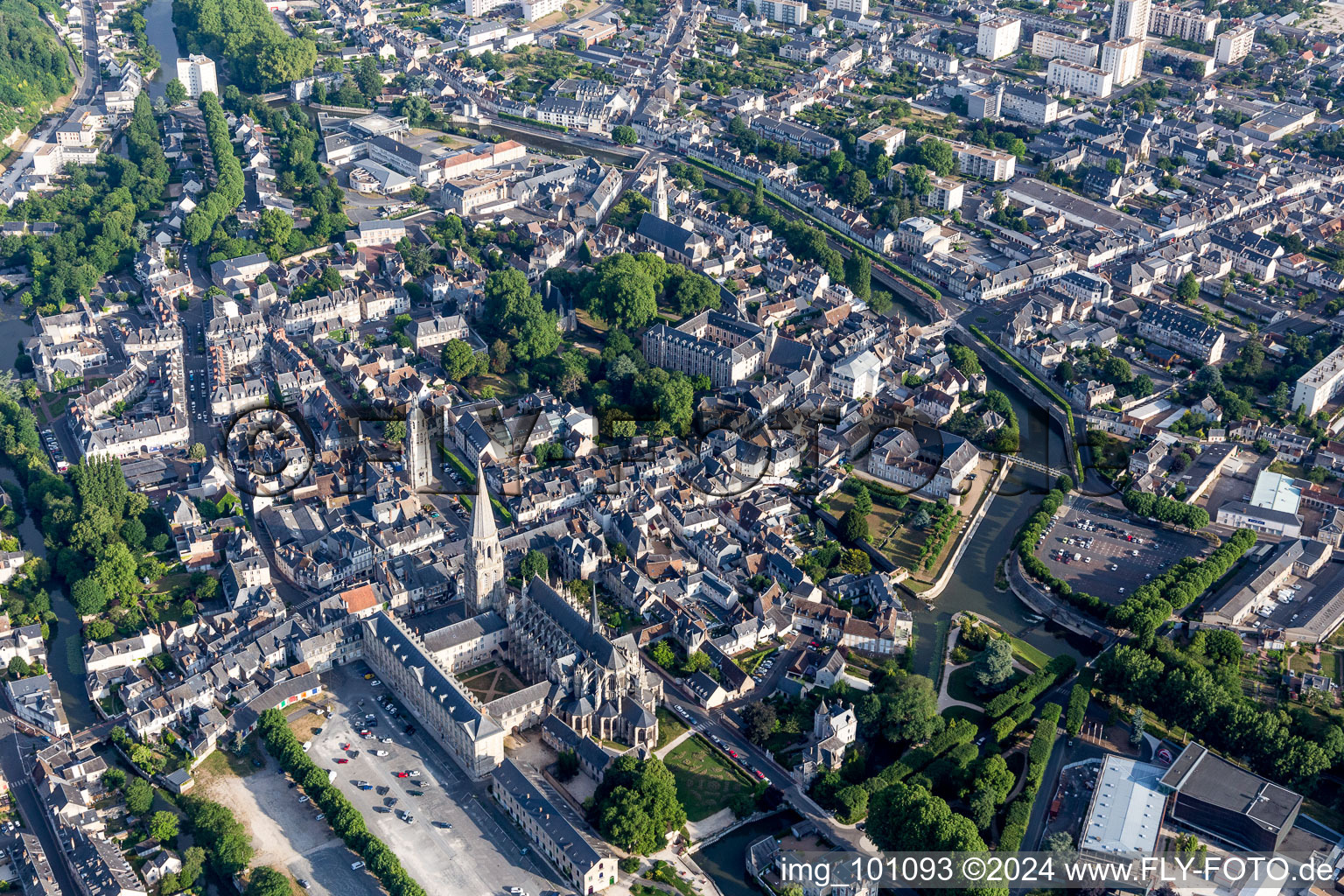 Vue aérienne de Vieille ville et centre ville de Vendôme à Vendôme dans le département Loir et Cher, France