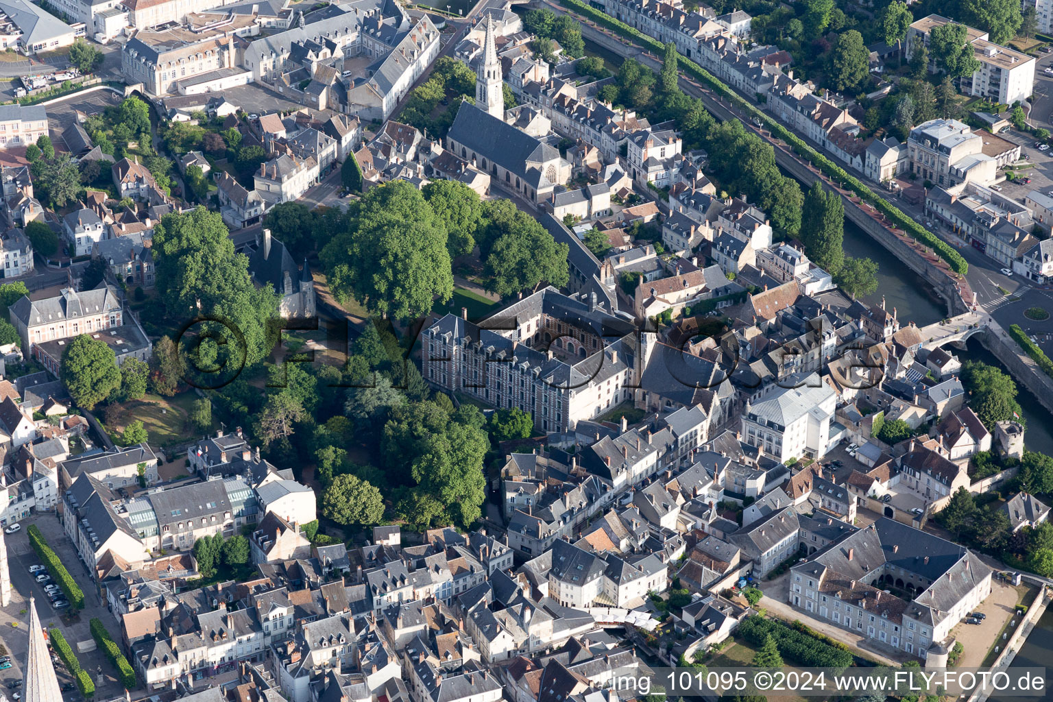 Vendôme dans le département Loir et Cher, France depuis l'avion