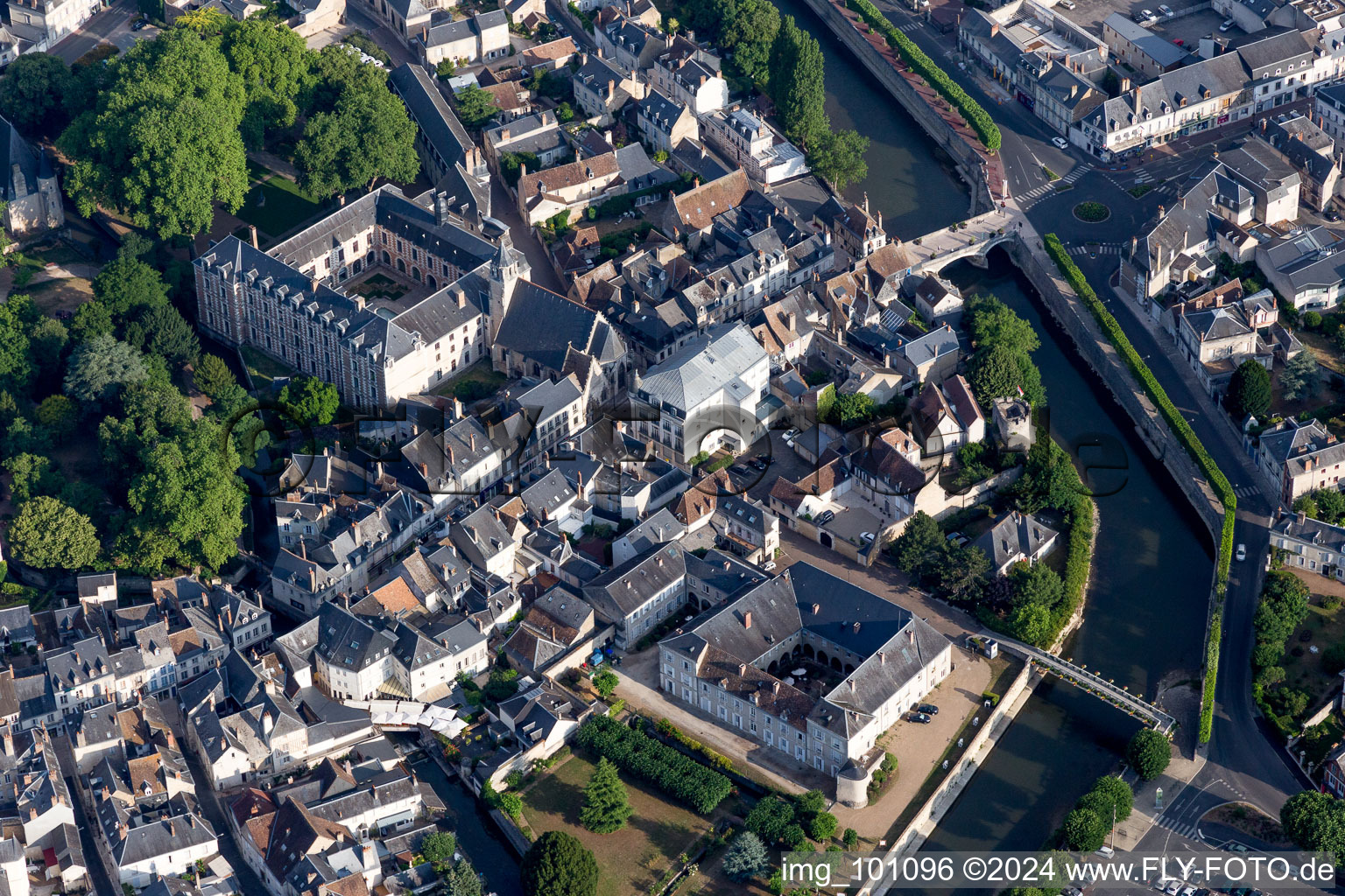 Vue d'oiseau de Vendôme dans le département Loir et Cher, France