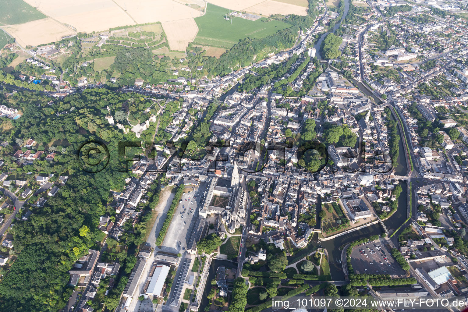 Vendôme dans le département Loir et Cher, France vue du ciel