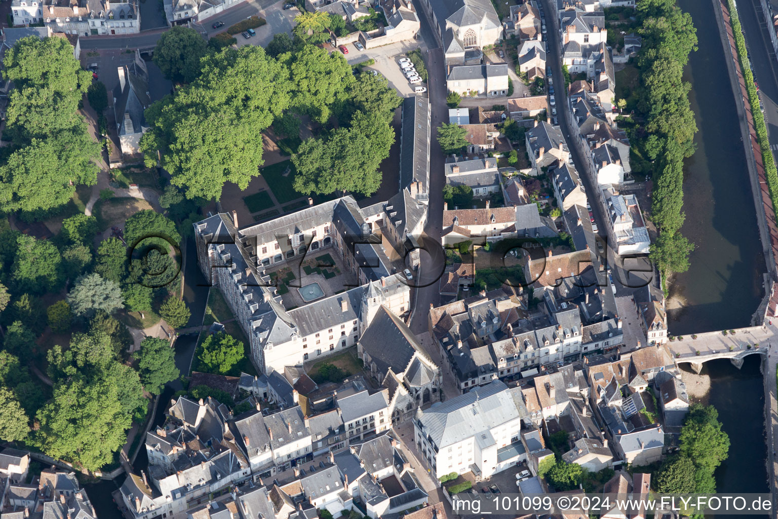 Image drone de Vendôme dans le département Loir et Cher, France