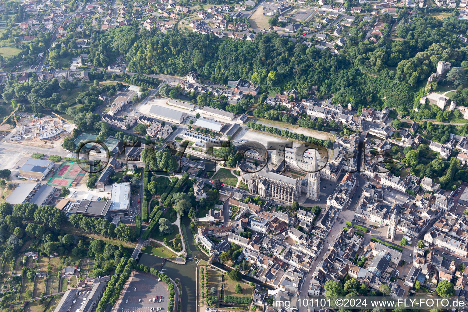 Vendôme dans le département Loir et Cher, France du point de vue du drone