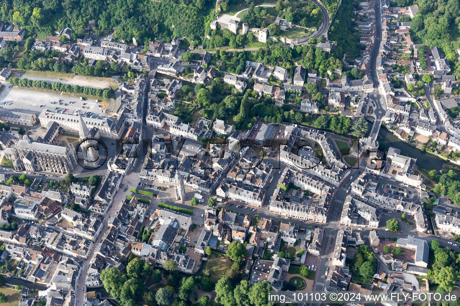 Vendôme dans le département Loir et Cher, France vu d'un drone