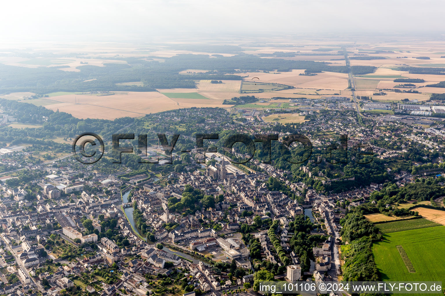 Vue aérienne de Vue sur la ville au bord du Loir à Vendôme dans le département Loir et Cher, France