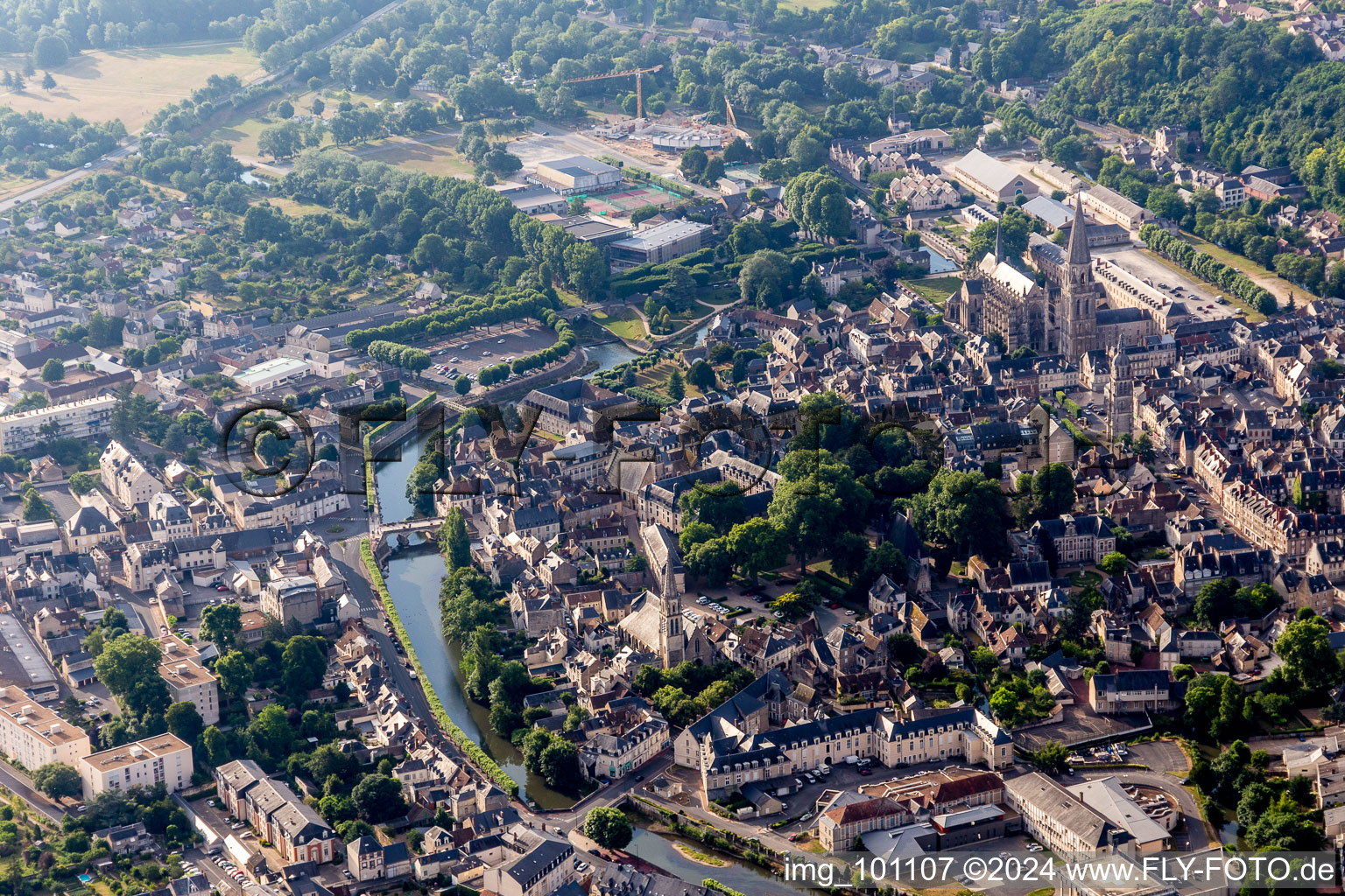 Vue aérienne de Vue sur la ville au bord du Loir à Vendôme dans le département Loir et Cher, France