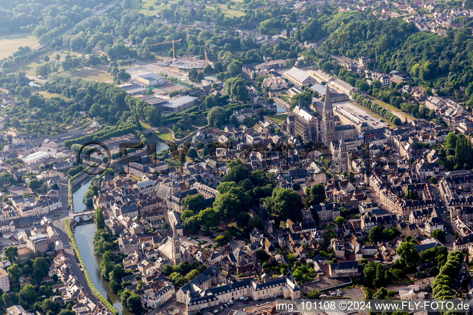 Photographie aérienne de Vue sur la ville au bord du Loir à Vendôme dans le département Loir et Cher, France