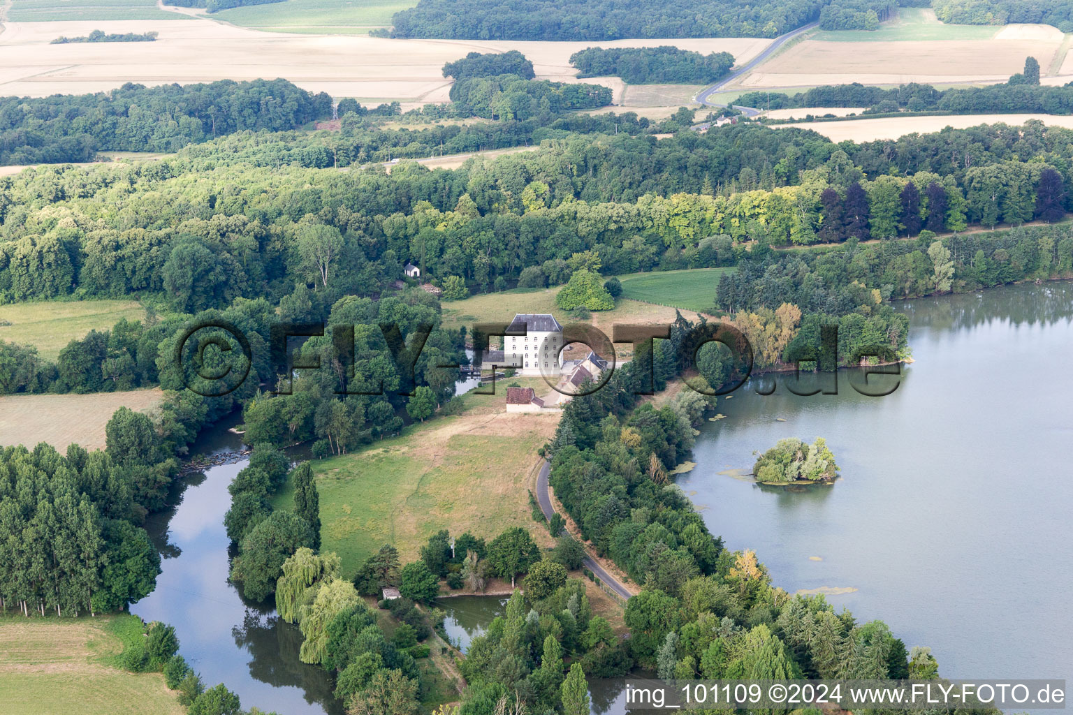 Vue aérienne de Naveil dans le département Loir et Cher, France