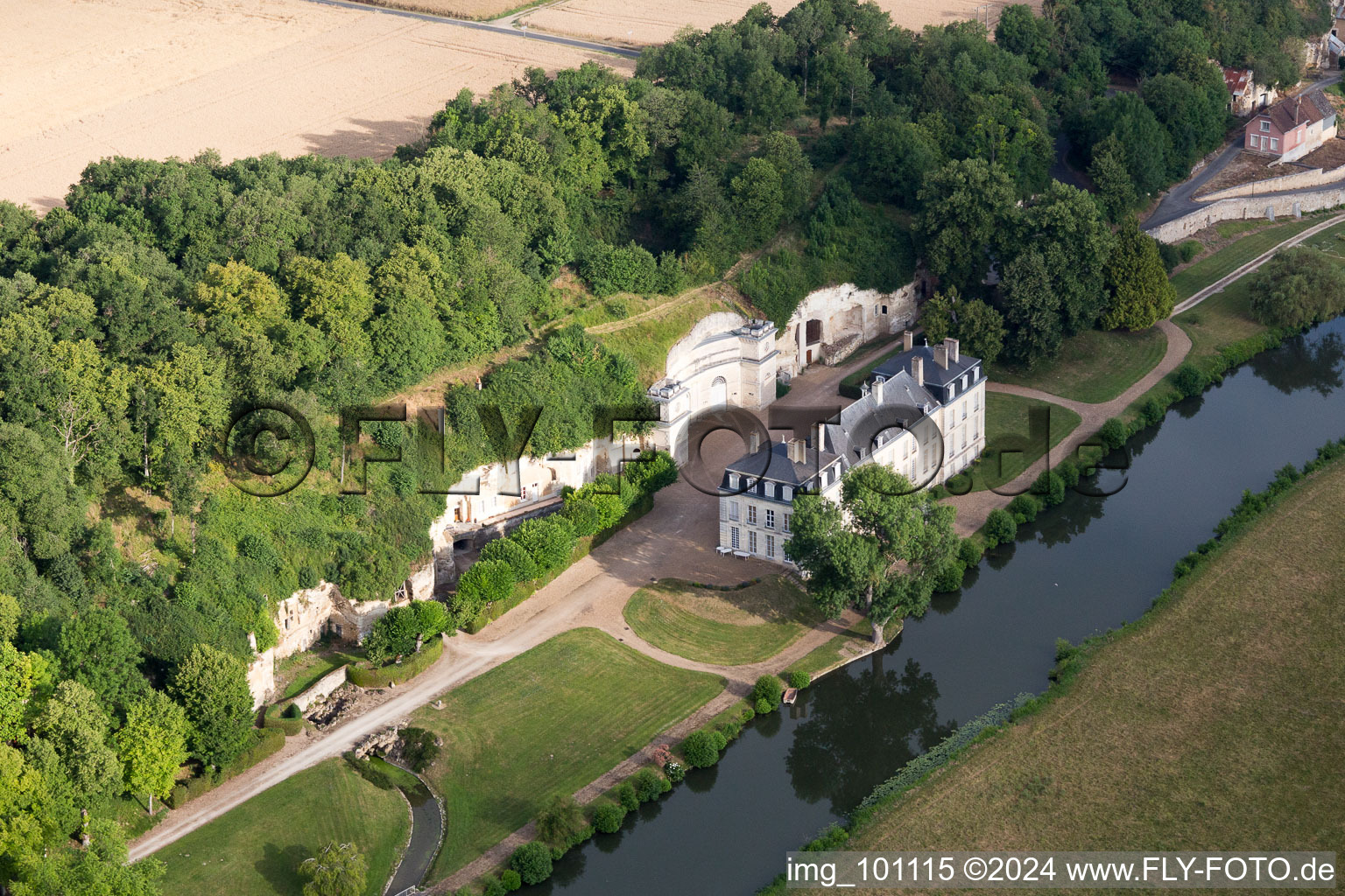 Vue aérienne de Caves creusées dans le tuf des berges du Loir devant le Château de Rochambeau à Thoré-la-Rochette dans le département Loir et Cher, France