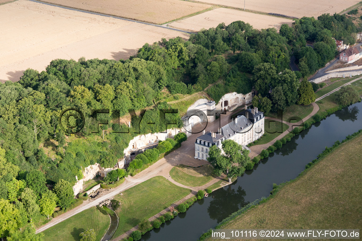 Vue aérienne de Caves creusées dans le tuf des berges du Loir devant le Château de Rochambeau à Thoré-la-Rochette dans le département Loir et Cher, France