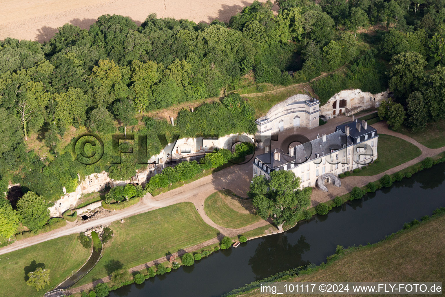 Photographie aérienne de Caves creusées dans le tuf des berges du Loir devant le Château de Rochambeau à Thoré-la-Rochette dans le département Loir et Cher, France