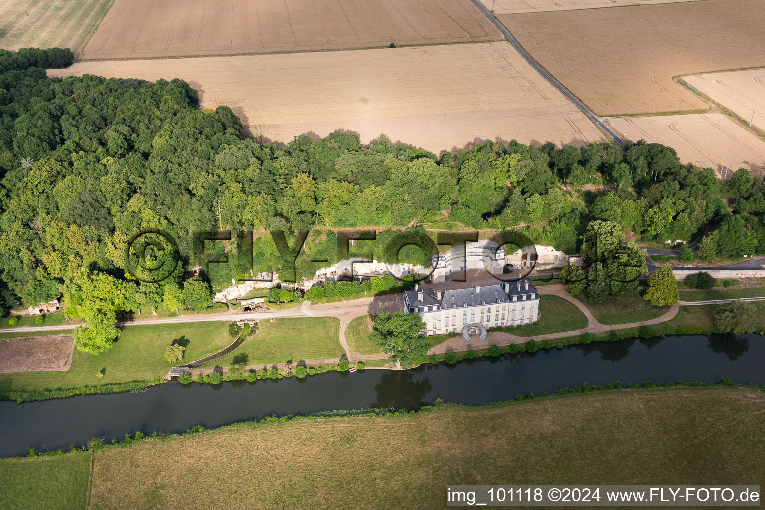 Vue oblique de Caves creusées dans le tuf des berges du Loir devant le Château de Rochambeau à Thoré-la-Rochette dans le département Loir et Cher, France