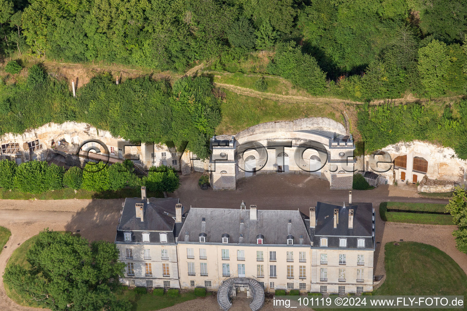 Caves creusées dans le tuf des berges du Loir devant le Château de Rochambeau à Thoré-la-Rochette dans le département Loir et Cher, France d'en haut