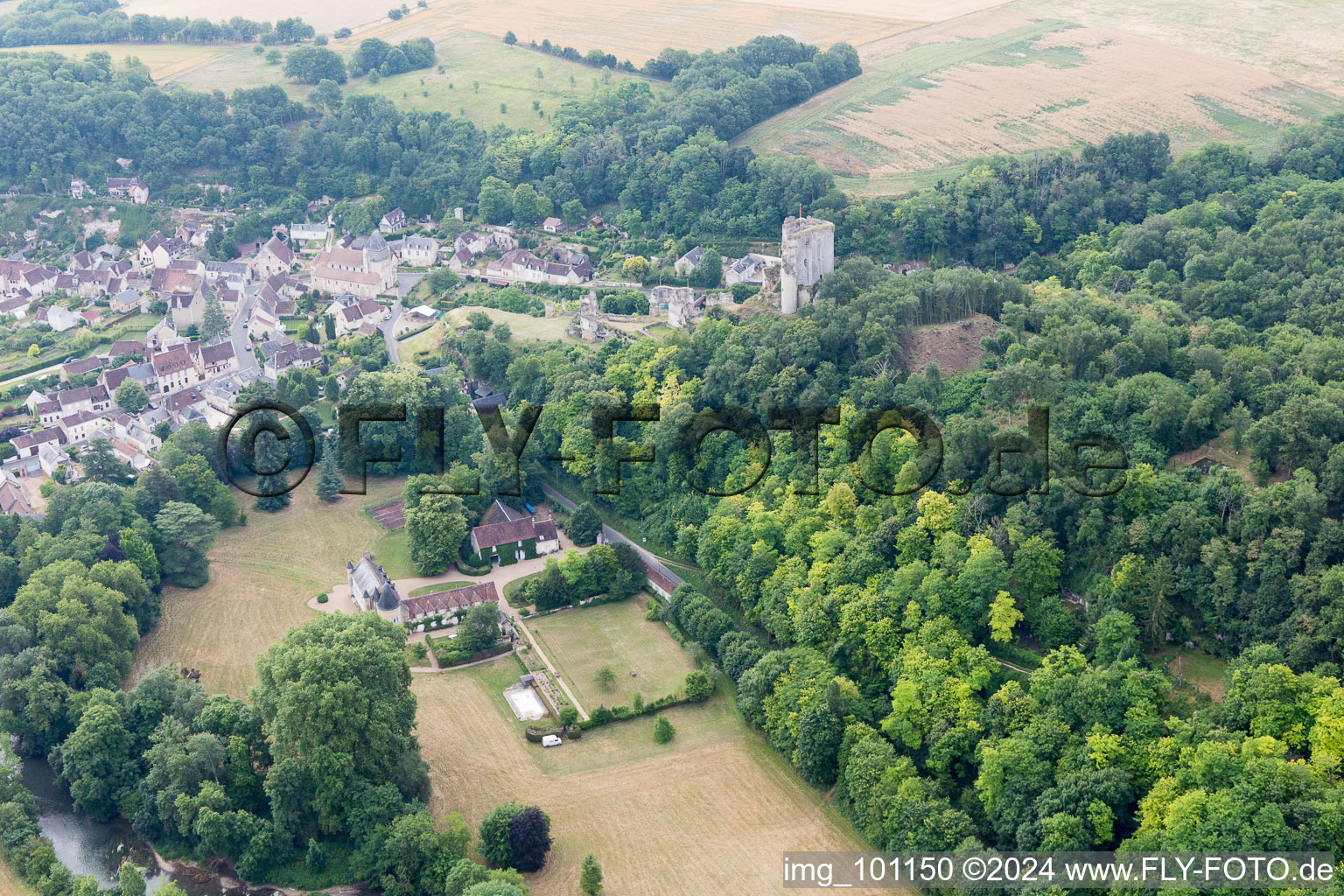 Vue d'oiseau de Lavardin dans le département Loir et Cher, France