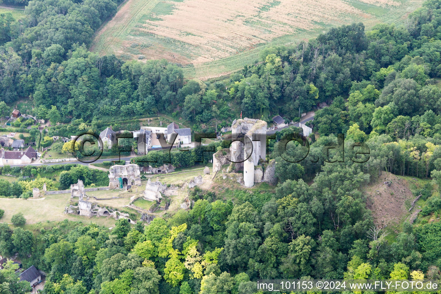 Lavardin dans le département Loir et Cher, France vue du ciel