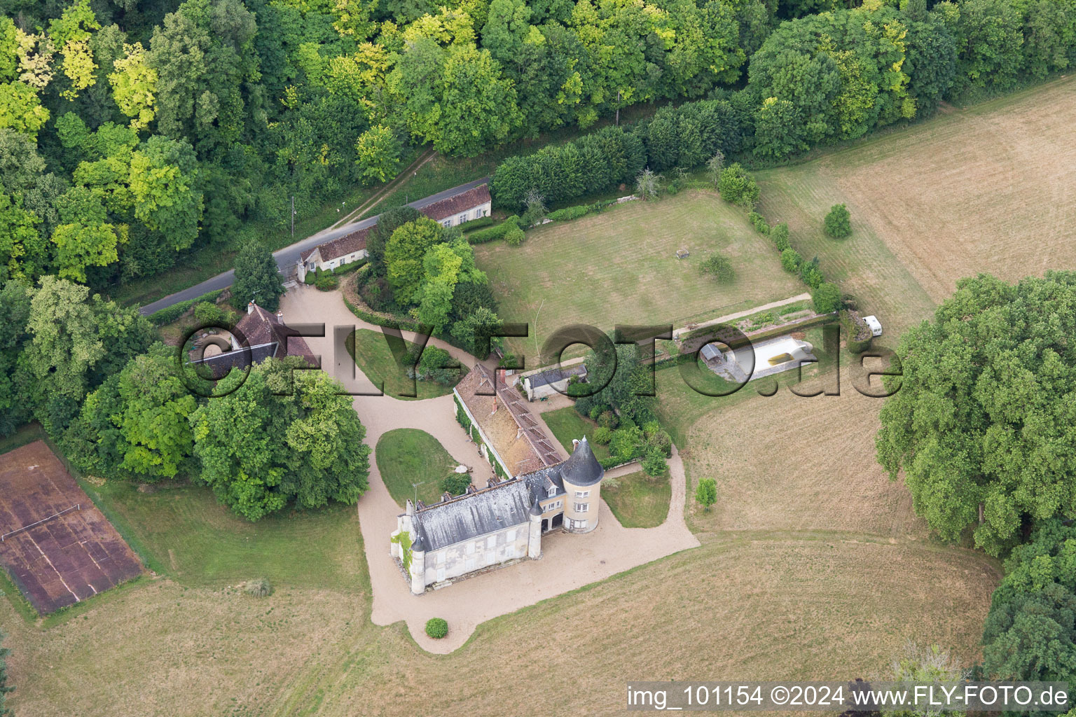 Enregistrement par drone de Lavardin dans le département Loir et Cher, France