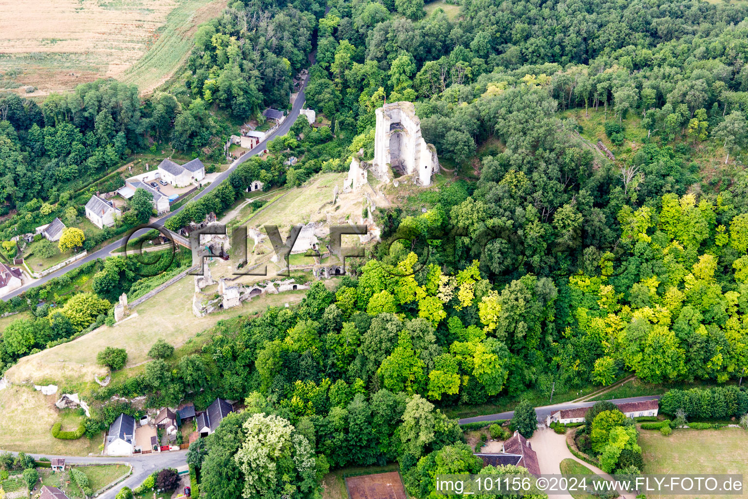 Lavardin dans le département Loir et Cher, France du point de vue du drone