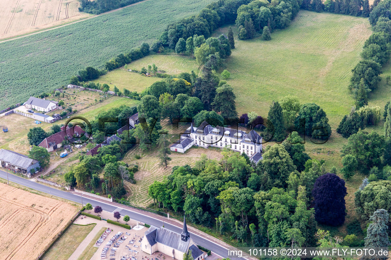 Vue aérienne de Ambloy dans le département Loir et Cher, France