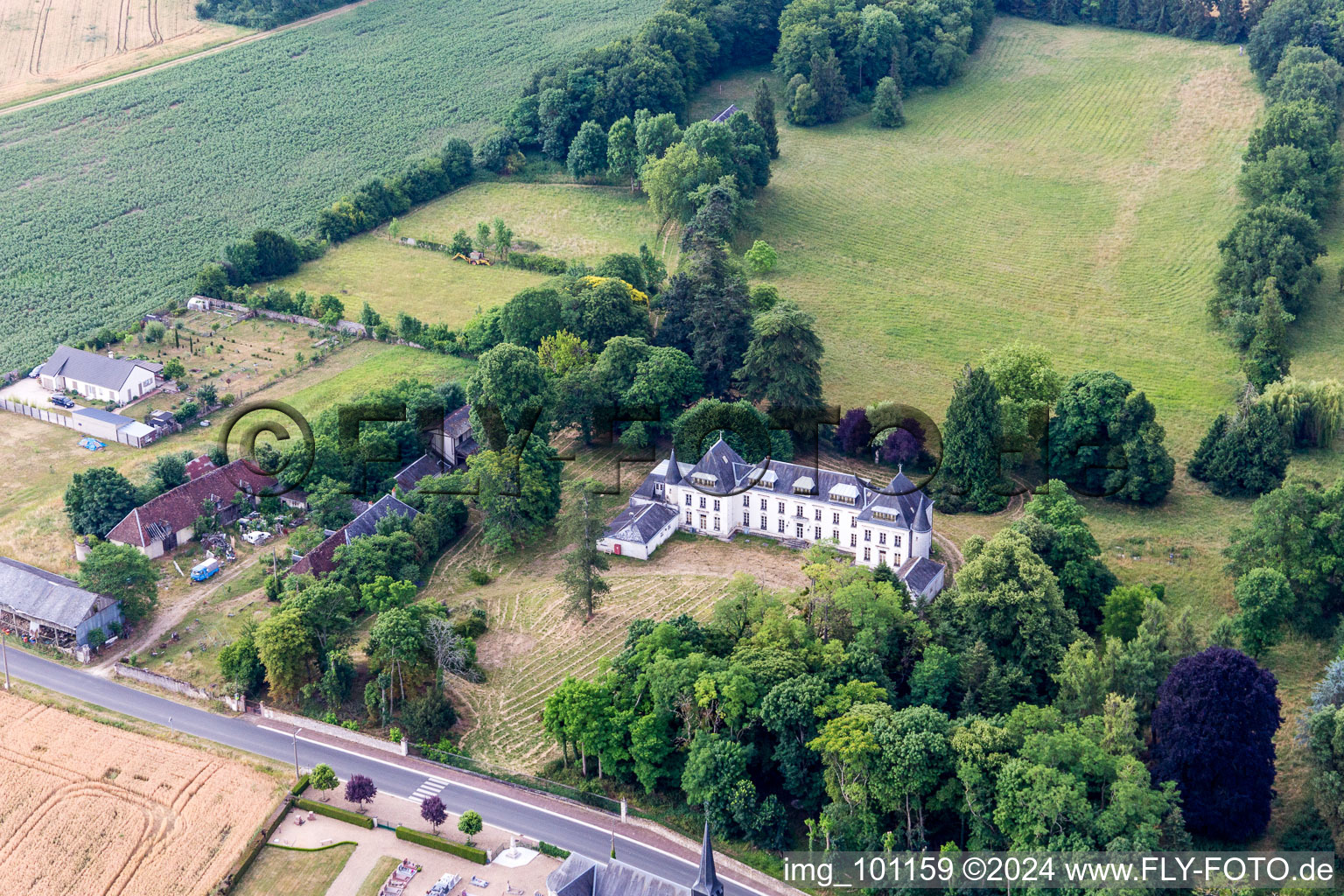 Vue aérienne de Ambloy dans le département Loir et Cher, France