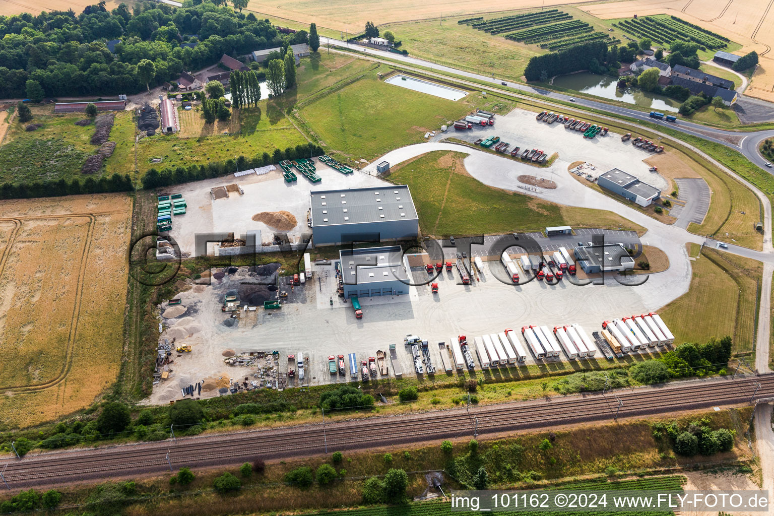 Vue aérienne de Entrepôt et bâtiment pour la construction de route par Chavigny Travaux Publics à Saint-Amand-Longpré à Saint-Amand-Longpré dans le département Loir et Cher, France