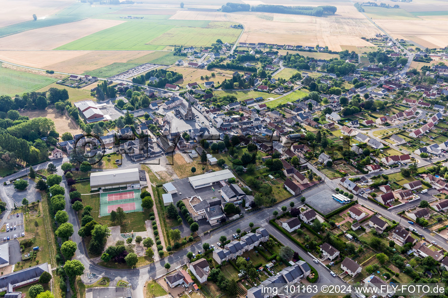 Vue aérienne de Saint-Amand-Longpré à Saint-Amand-Longpré dans le département Loir et Cher, France