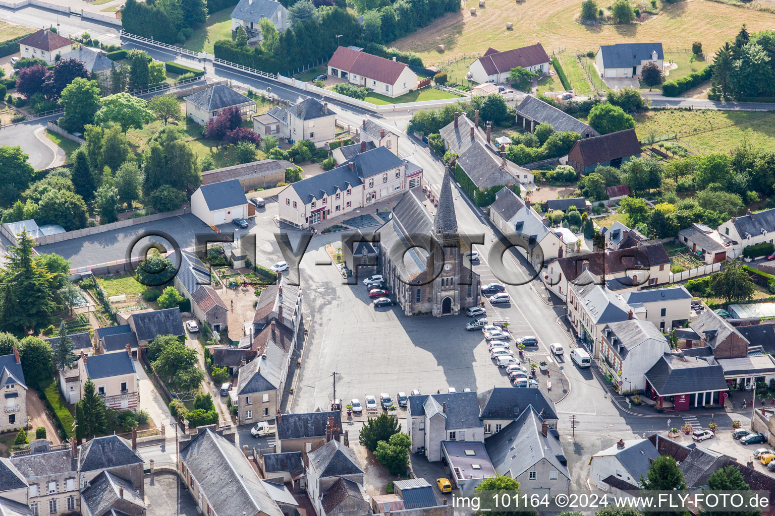 Vue aérienne de Bâtiment religieux à Saint-Amand-Longpré à Saint-Amand-Longpré dans le département Loir et Cher, France