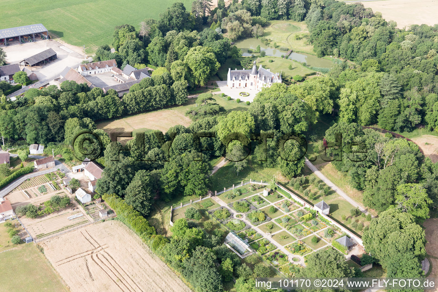 Vue aérienne de Saint-Cyr-du-Gault dans le département Loir et Cher, France