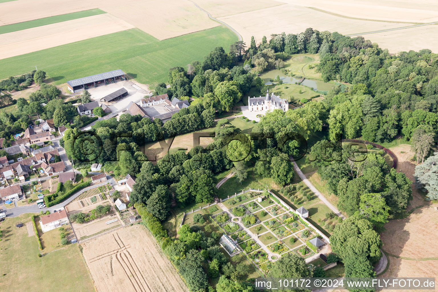 Photographie aérienne de Saint-Cyr-du-Gault dans le département Loir et Cher, France