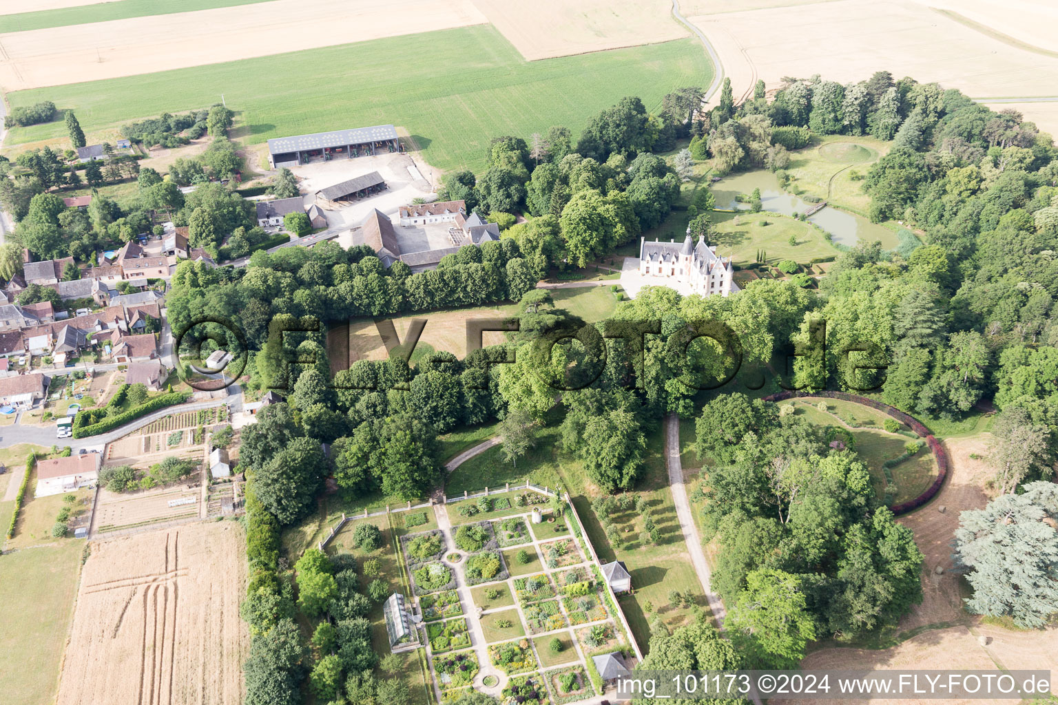 Vue oblique de Saint-Cyr-du-Gault dans le département Loir et Cher, France