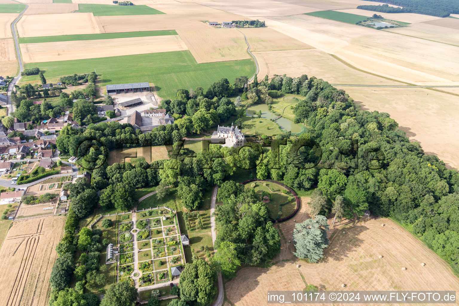 Vue aérienne de Bâtiments et parc du château depuis le château à Saint-Cyr-du-Gault dans le département Loir et Cher, France